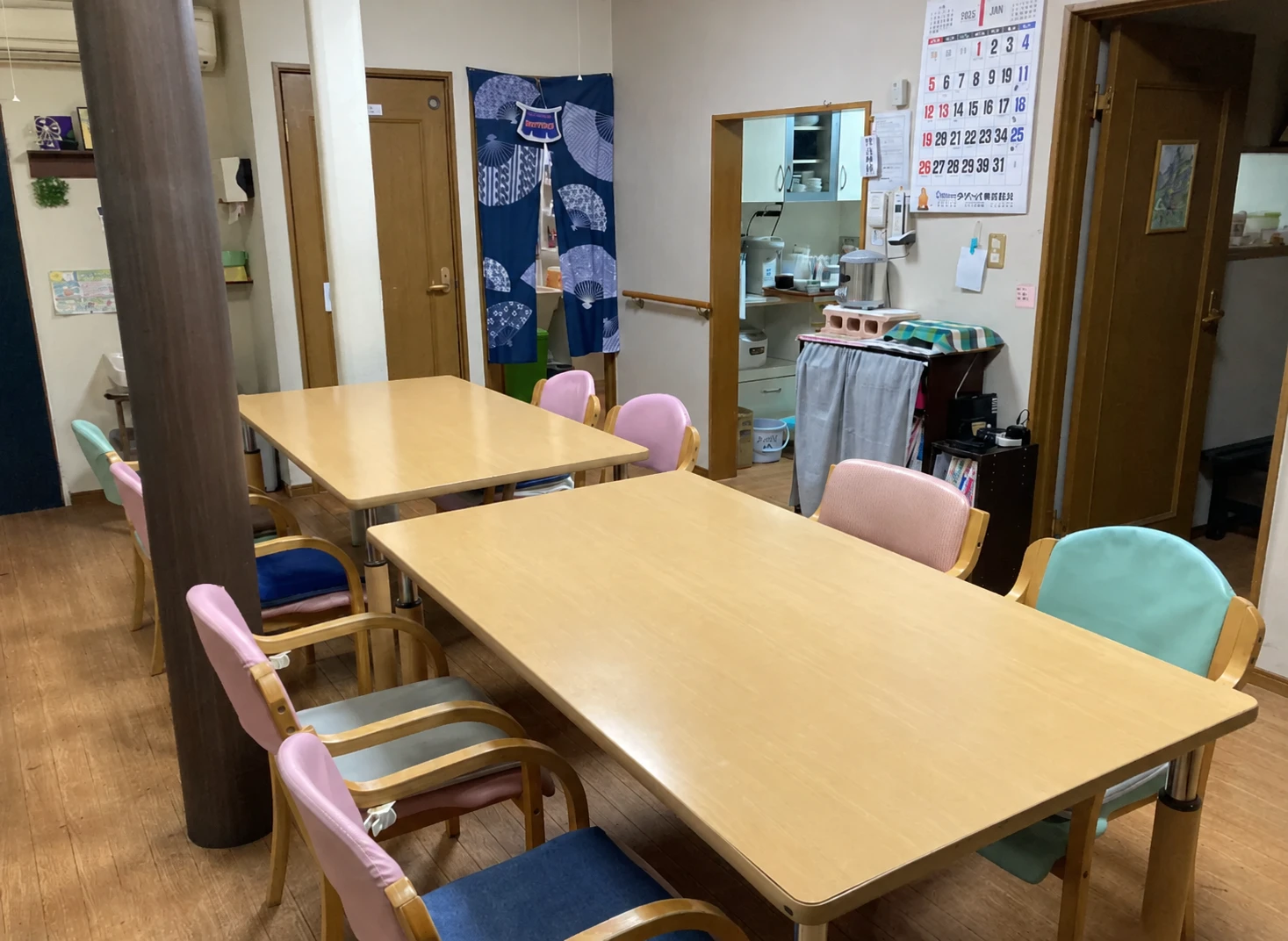 木のテーブルを囲んで過ごせる、はなれの明るいリビング